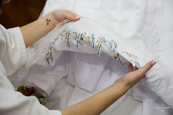 Um espaço na barra do vestido da noiva